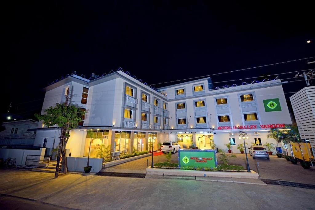 Hotel H Valley Янгон Экстерьер фото