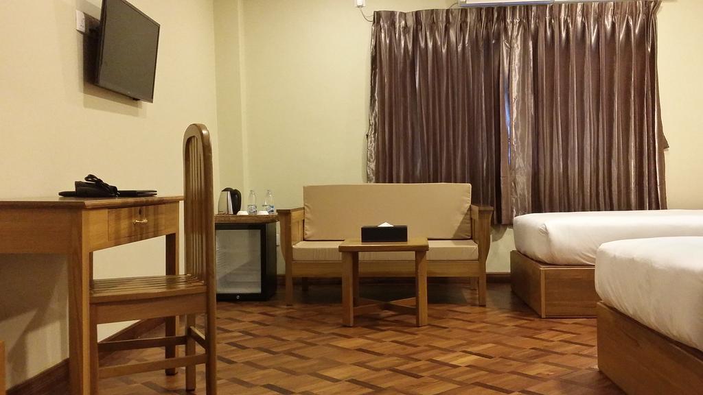 Hotel H Valley Янгон Экстерьер фото