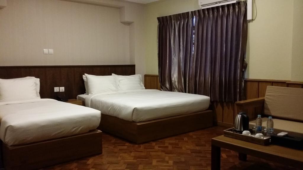 Hotel H Valley Янгон Экстерьер фото